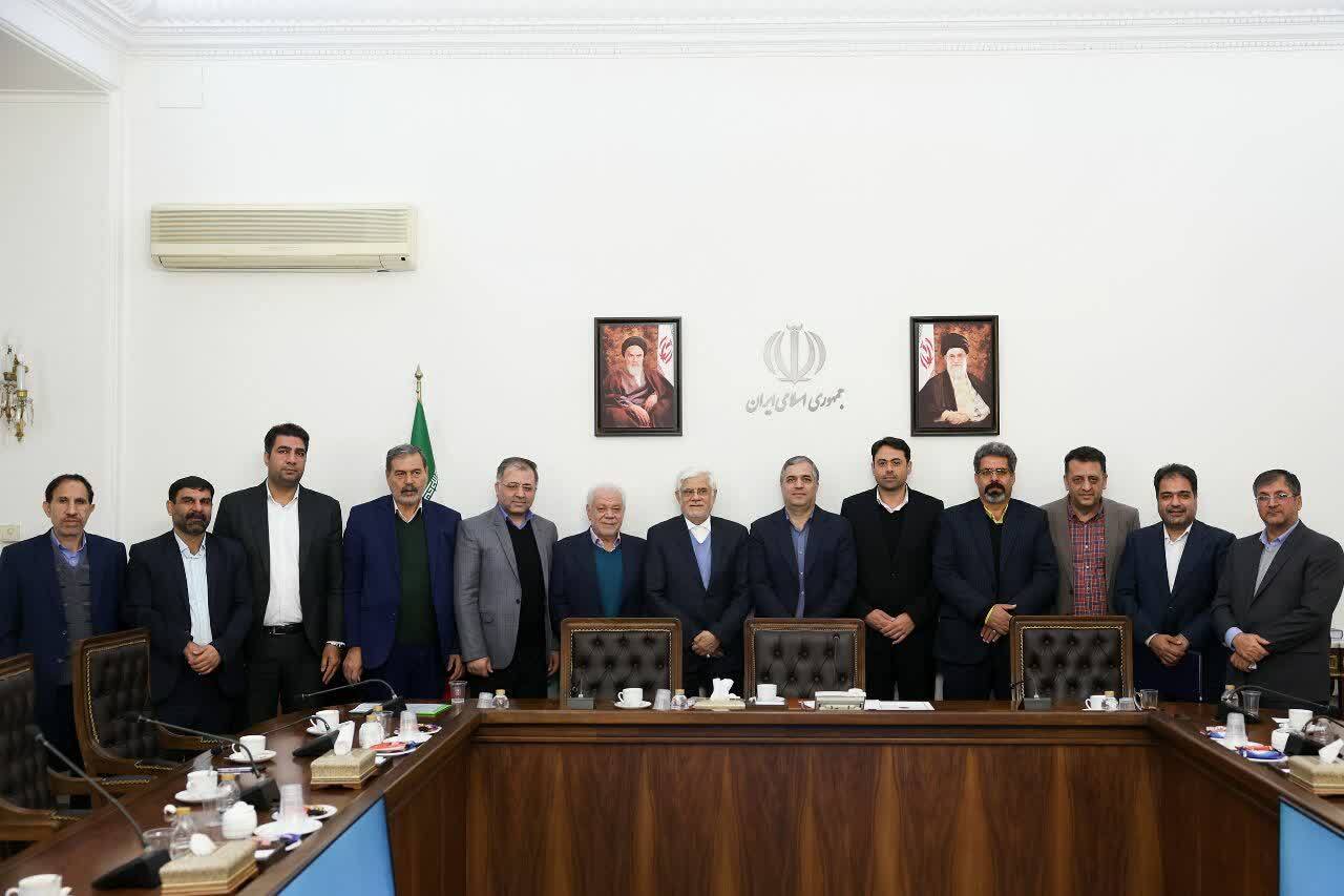 نشست صمیمانه معاون اول رئیس جمهور با اعضای جبهه اصلاحات جنوب غرب استان تهران