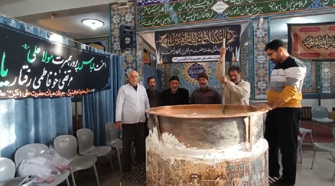 پخت سمنوی نذری همزمان با سالروز وفات حضرت‌ام البنین + فیلم