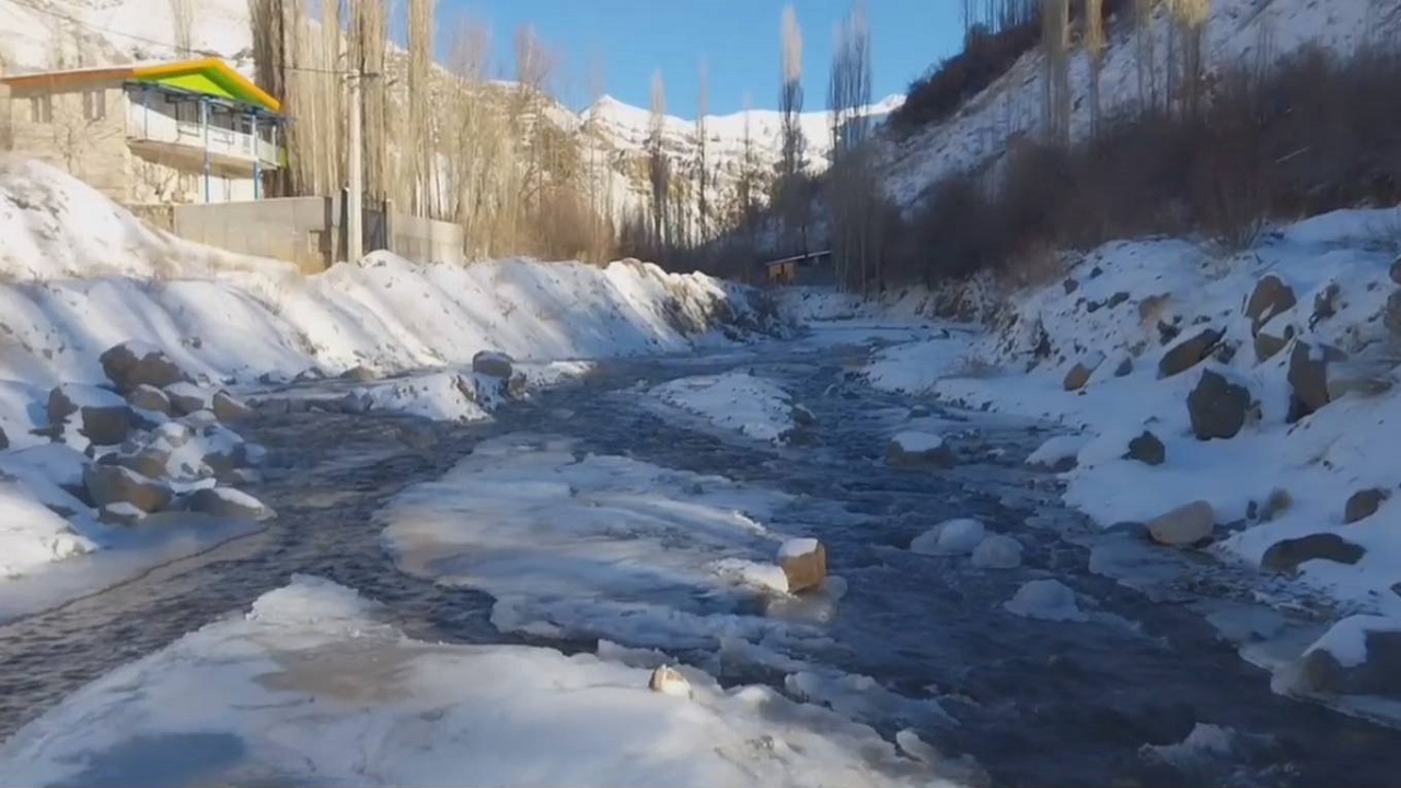 یخ زدگی رودخانه روستای ناریان به لطف سرمای شدید + فیلم
