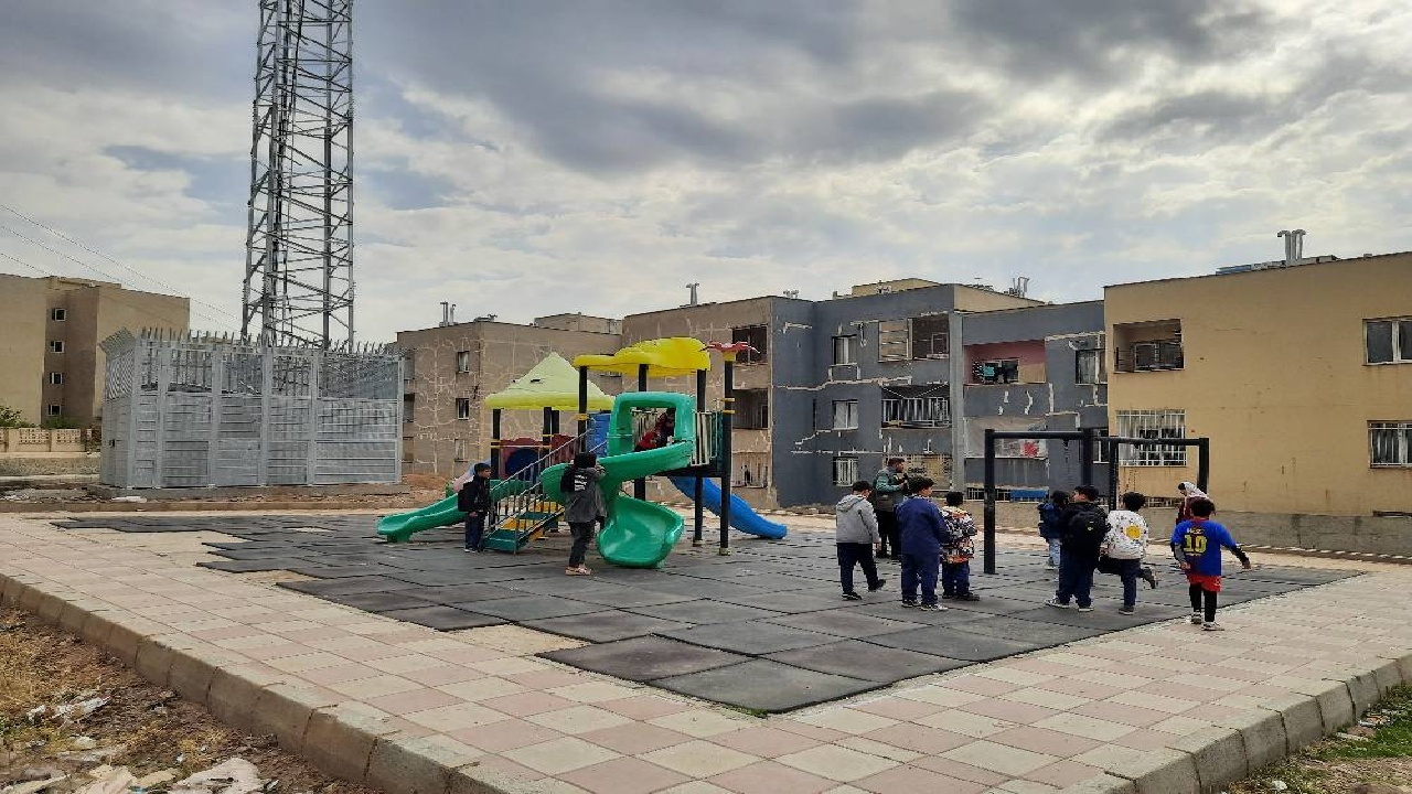 مهستان؛ شهری که فقط یک زمین کوچک بازی برای بچه‌ها دارد
