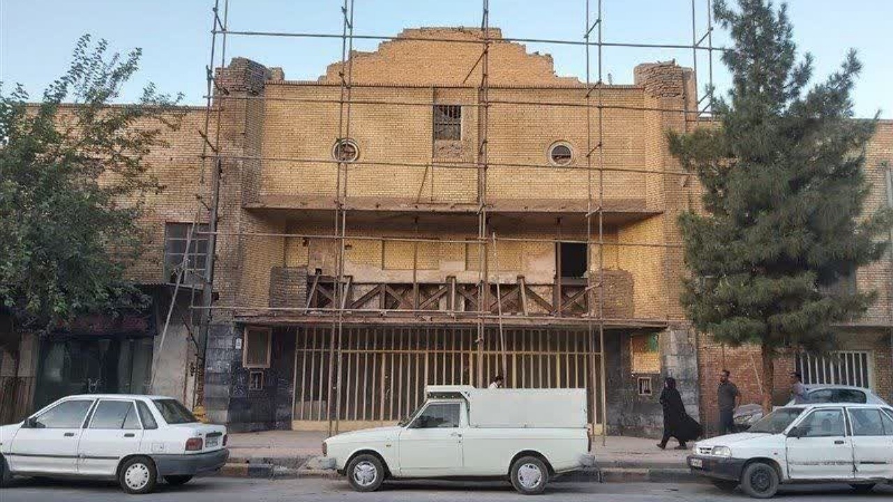 نیرو‌های اجرائیات شهرداری، جلوی تخریب سینما نور را گرفتند