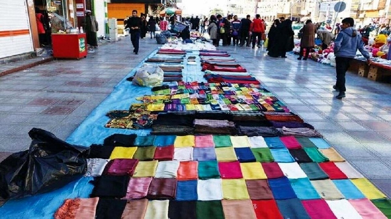 نارضایتی شهروندان از حضور دستفروشان و سد معبر در مترو قلهک + عکس