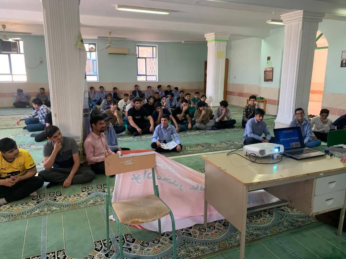 کارگاه آموزشی برای دانش آموزان پسر