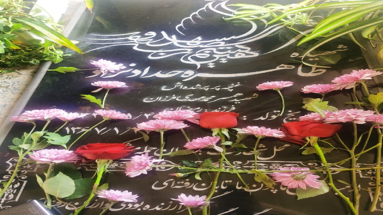 گلباران مزار نخستین بانوی شهیده رسانه کشور در گیلان