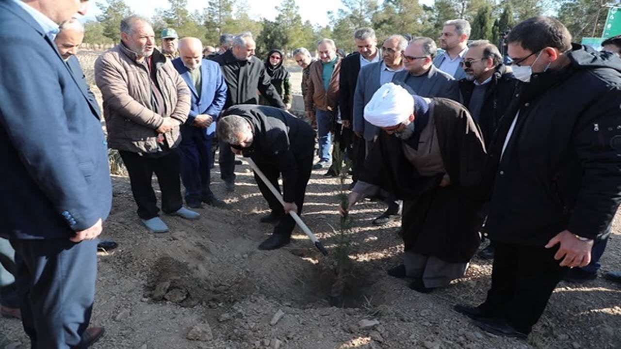 پویش درختکاری در سایه مادر در سمنان