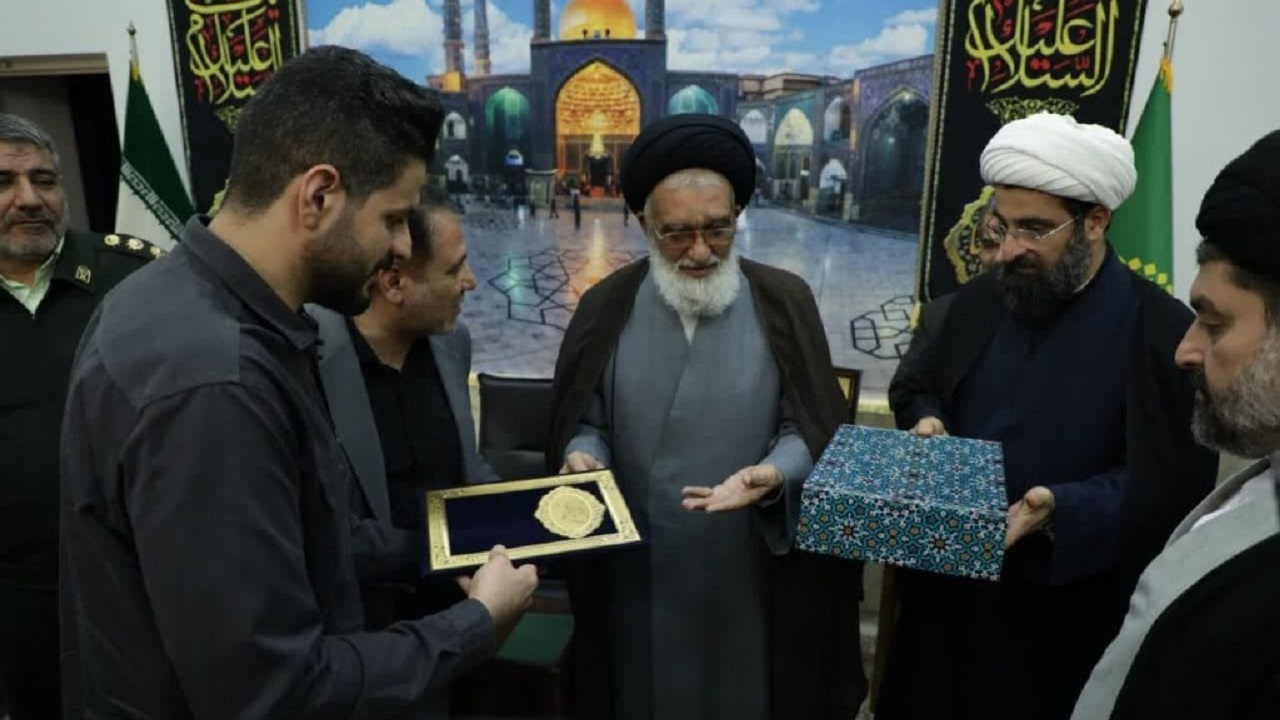 رهبر معظم انقلاب به ملی‌پوش والیبال نشسته استان قم اهدا شد