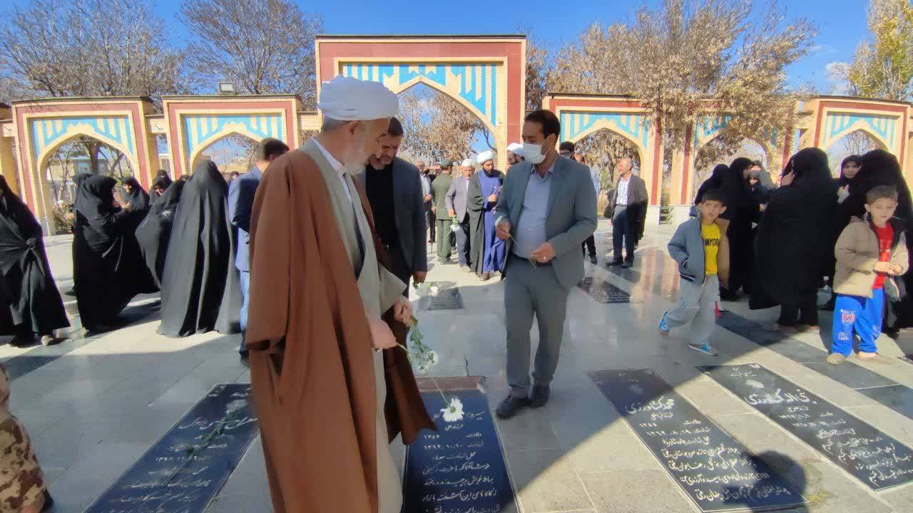 عطر افشانی و غبارروبی مزار گلزار شهدای صالح آباد