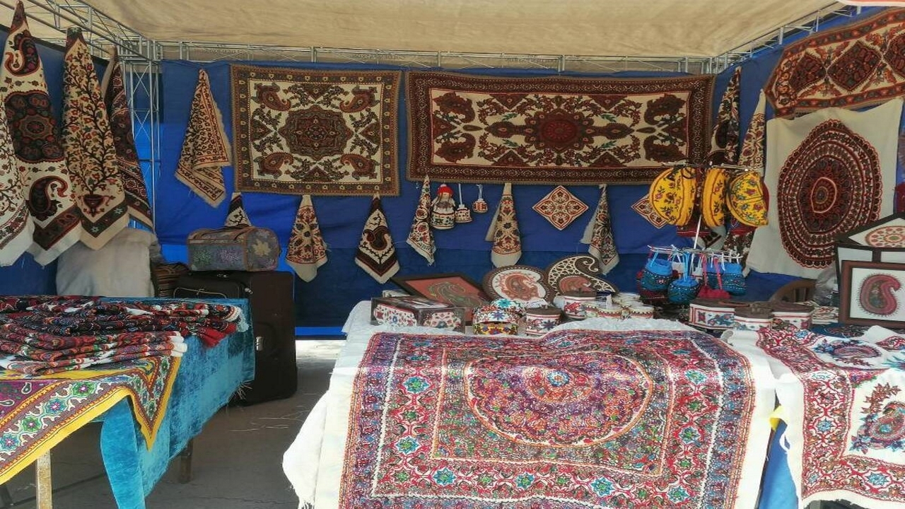 نمایشگاهی در حصار گونی‌های آبی!