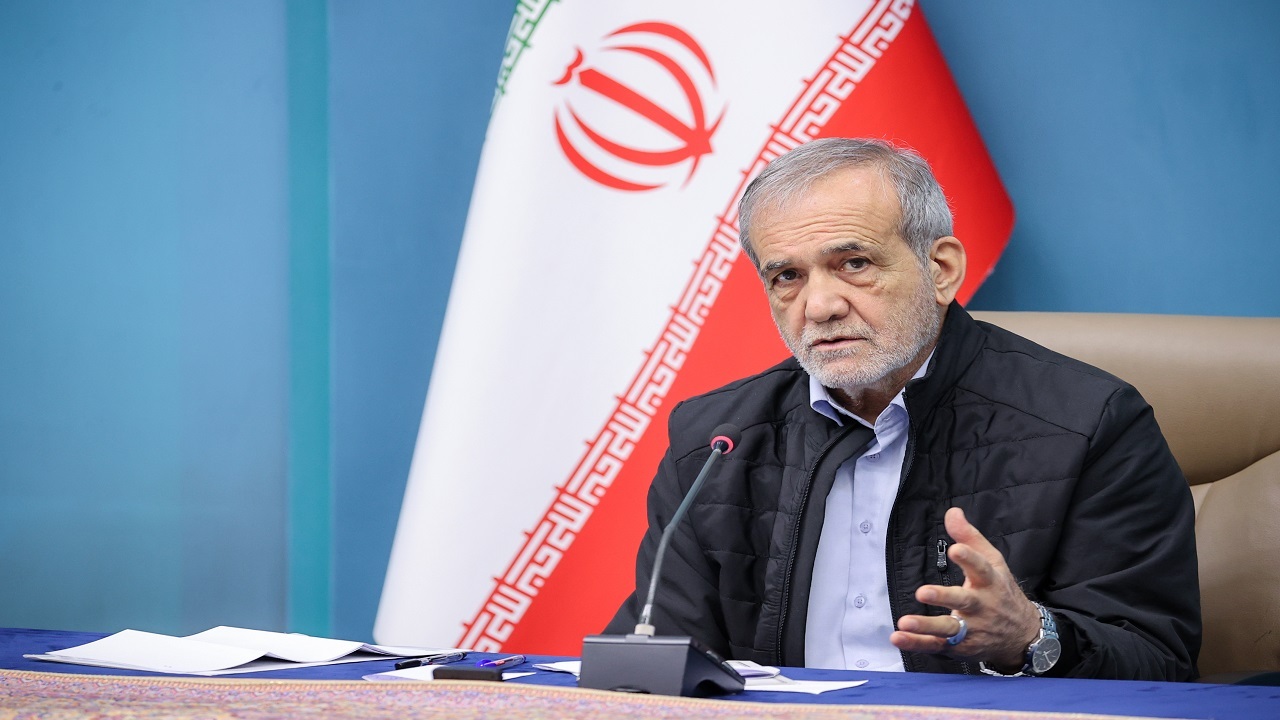 پزشکیان: انتقاد‌ها را با جان و دل می‌پذیریم/ برخورد قاطع دولت با گران‌فروشی‌ها