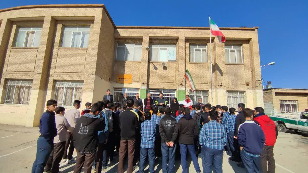 دانش آموزان در مانور