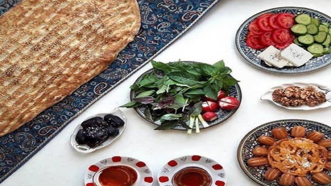 برپایی سفره افطار در میانه
