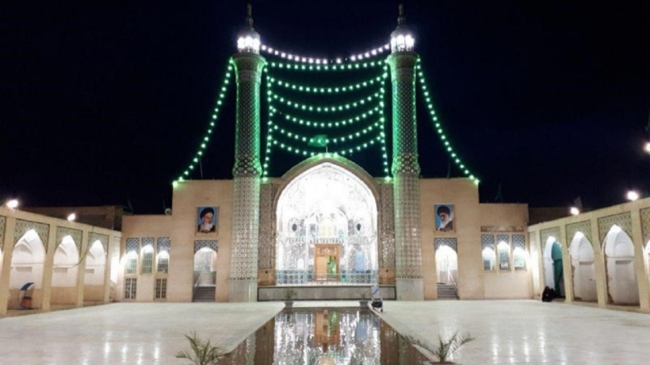 آماده سازی آستان مقدس امامزاده هادی (ع) و زینب خاتون (س) در آران و بیدگل برای برگزاری نماز عید فطر + فیلم