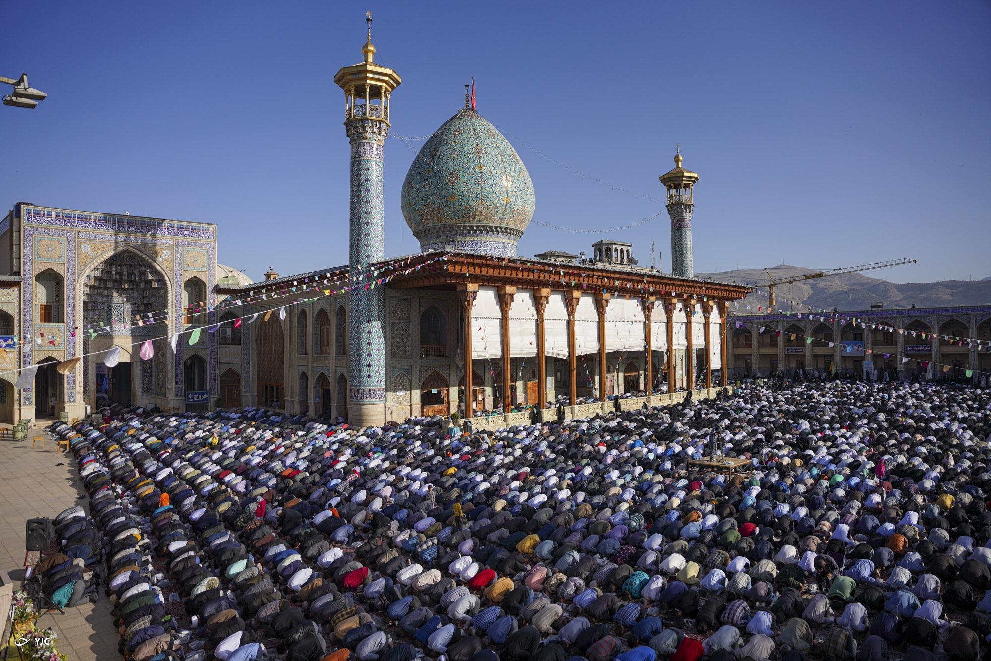 اقامه نماز عید سعید فطر در سومین حرم اهل بیت (ع) در ایران + فیلم و تصاویر