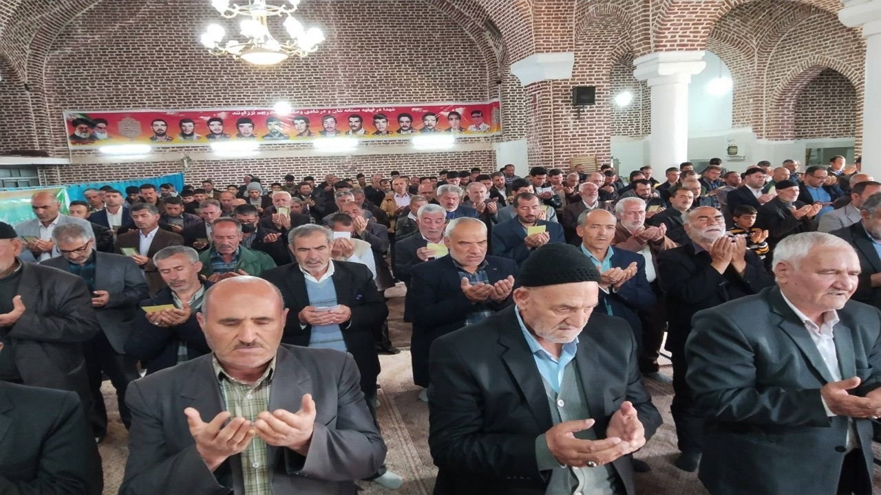 اقامه نماز بندگی در دیزج دیز به روایت شهروندخبرنگار
