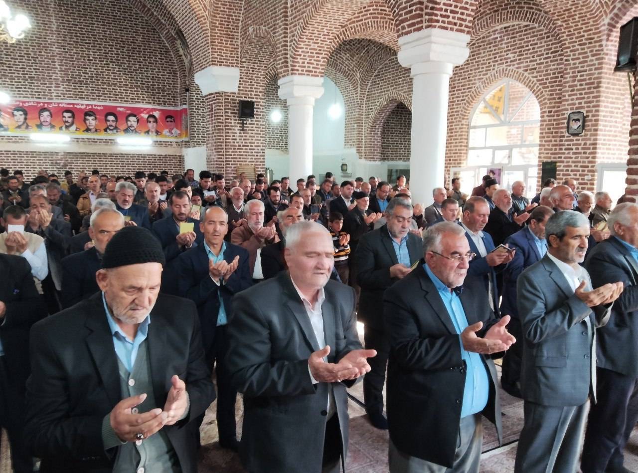 اقامه نماز بندگی در دیزج دیز