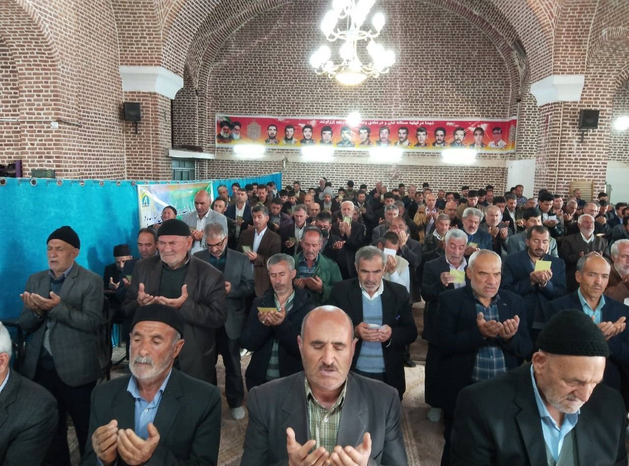 اقامه نماز بندگی در دیزج دیز به روایت شهروندخبرنگار