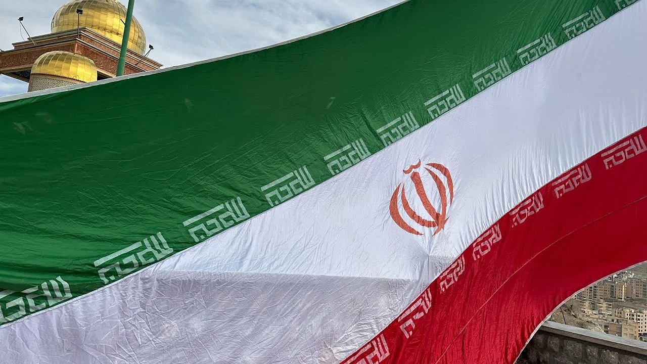 اهتزاز پرچم جمهوری اسلامی ایران در تپه نورالشهدا شهرکرد