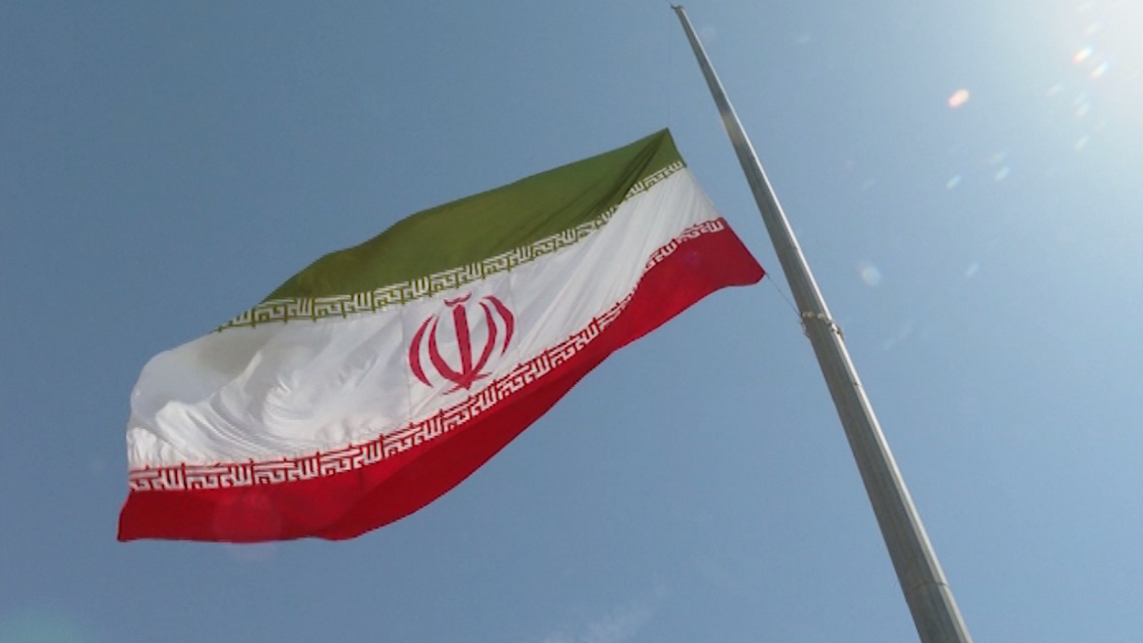 برافراشتن پرچم جمهوری اسلامی ایران در بندرعباس