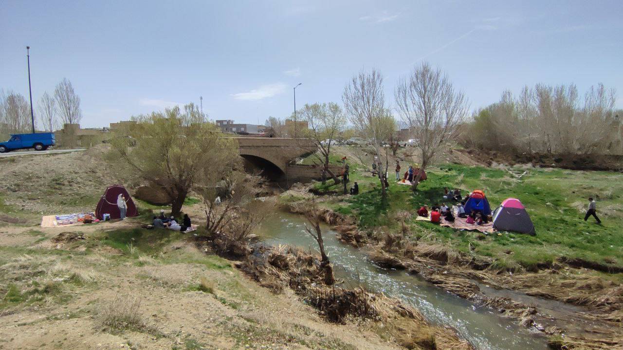 ورود گردشگران روز طبیعت به اماکن گردشگری صالح آباد