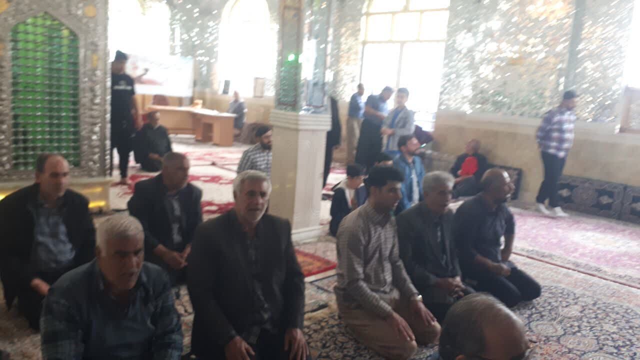 اقامه نماز در امامزاده باباولی الدین (ع) شهرستان صحنه