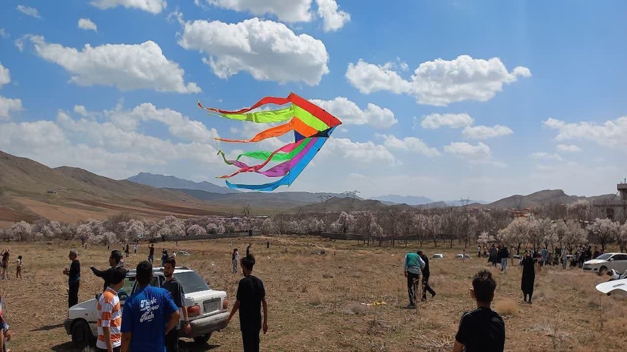 پرواز بادبادک‌ها در آسمان موجان+فیلم