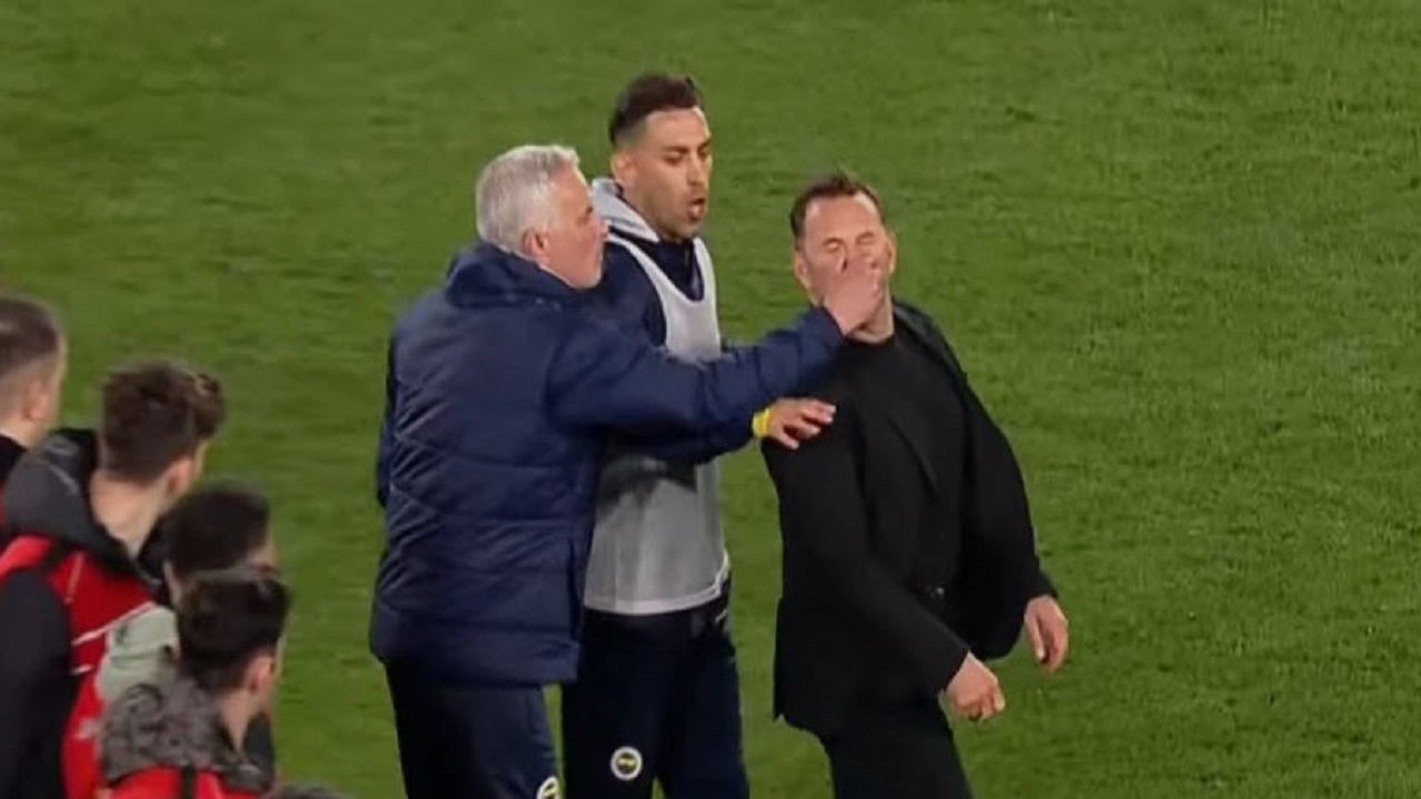 فنرباحچه ۱ - ۲ گالاتاسرای/ اوسیمن مورینیو را حذف کرد، آقای خاص بینی سرمربی حریف را کشید+ فیلم