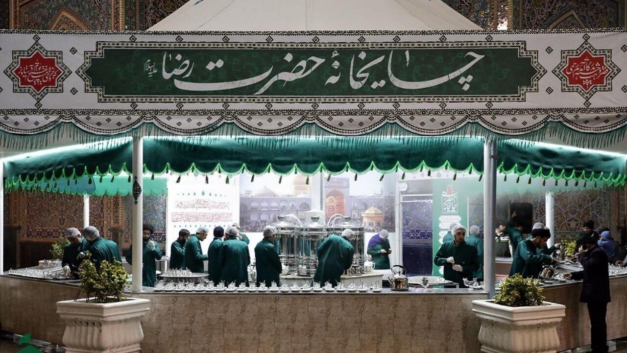 پذیرایی خادمیاران رضوی آران و بیدگل از عاشقان ائمه اطهار (ع) + فیلم