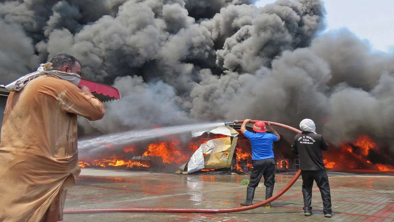 آتش‌سوزی در جایگاه پخش فرآورده‌های نفتی آبادان مهار شد
