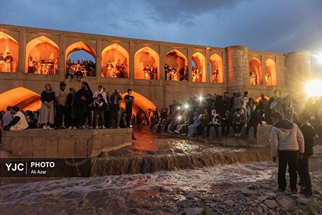 جاری شدن آب در زاینده‌رود