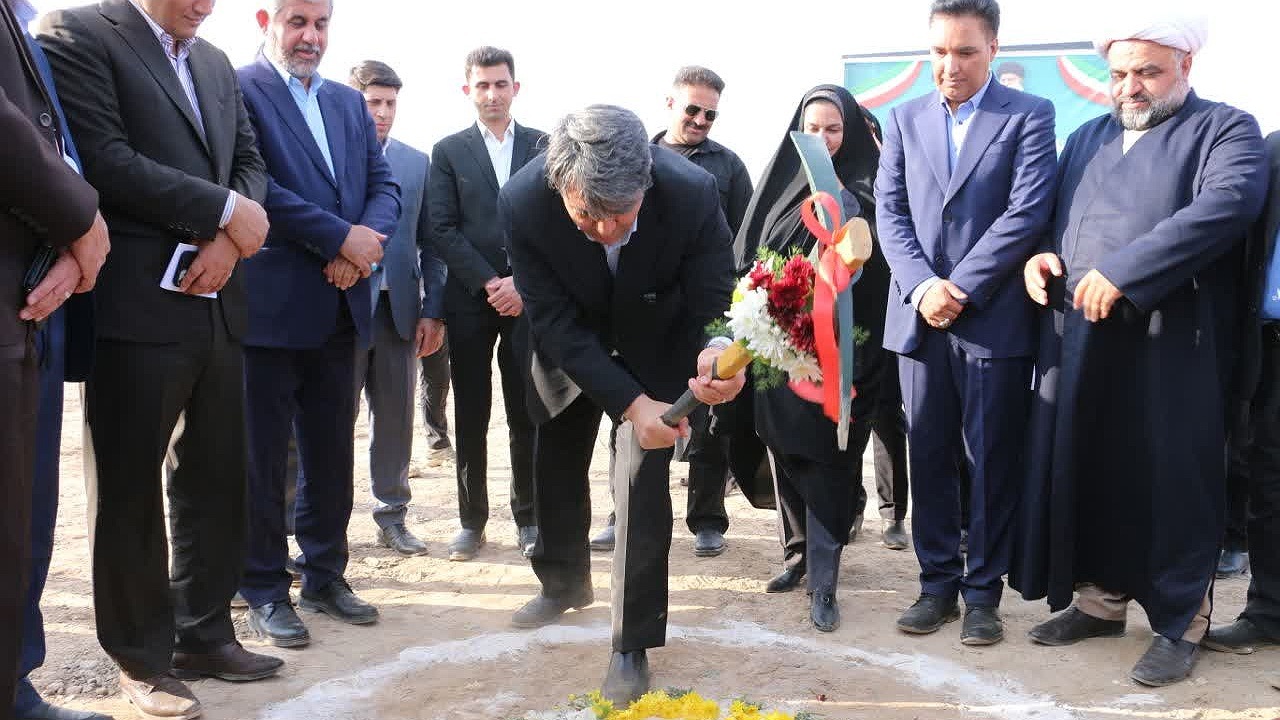 کلنگ‌  کارخانه لاستیک‌سازی جیرفت بر زمین زده شد