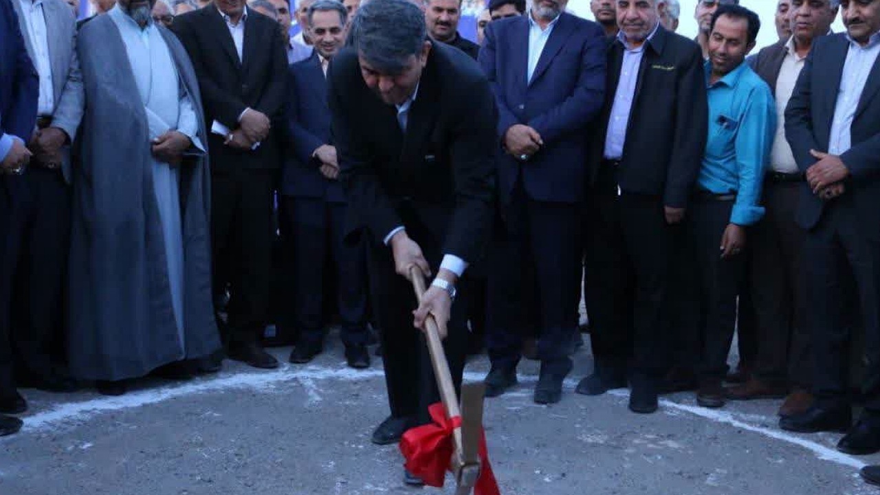 کلنگ‌ کارخانه سیمان عنبرآباد به زمین زده شد
