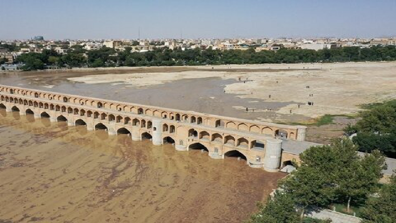 آب زاینده رود به زمین‌های کشاورزی شرق اصفهان رسید + فیلم