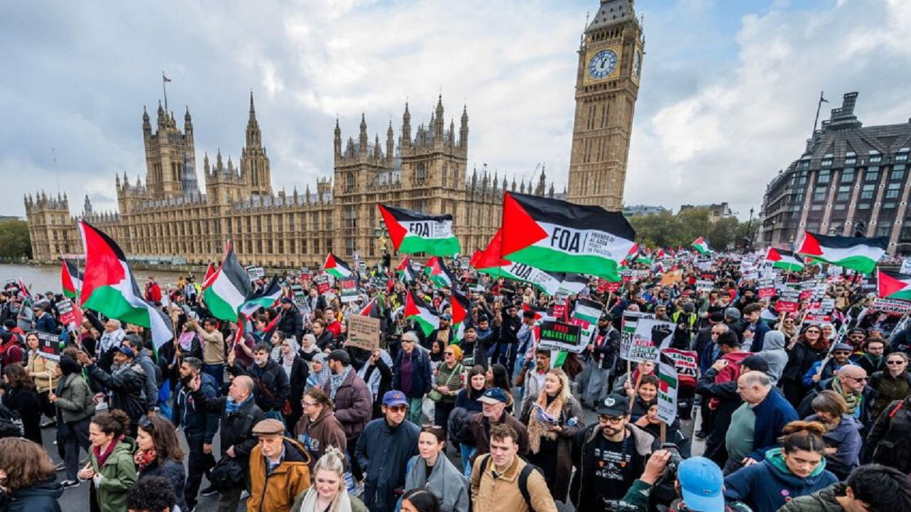 فکر می‌کنید من عقب می‌نشینم و نسل‌کشی را از تلویزیون می‌بینم؟