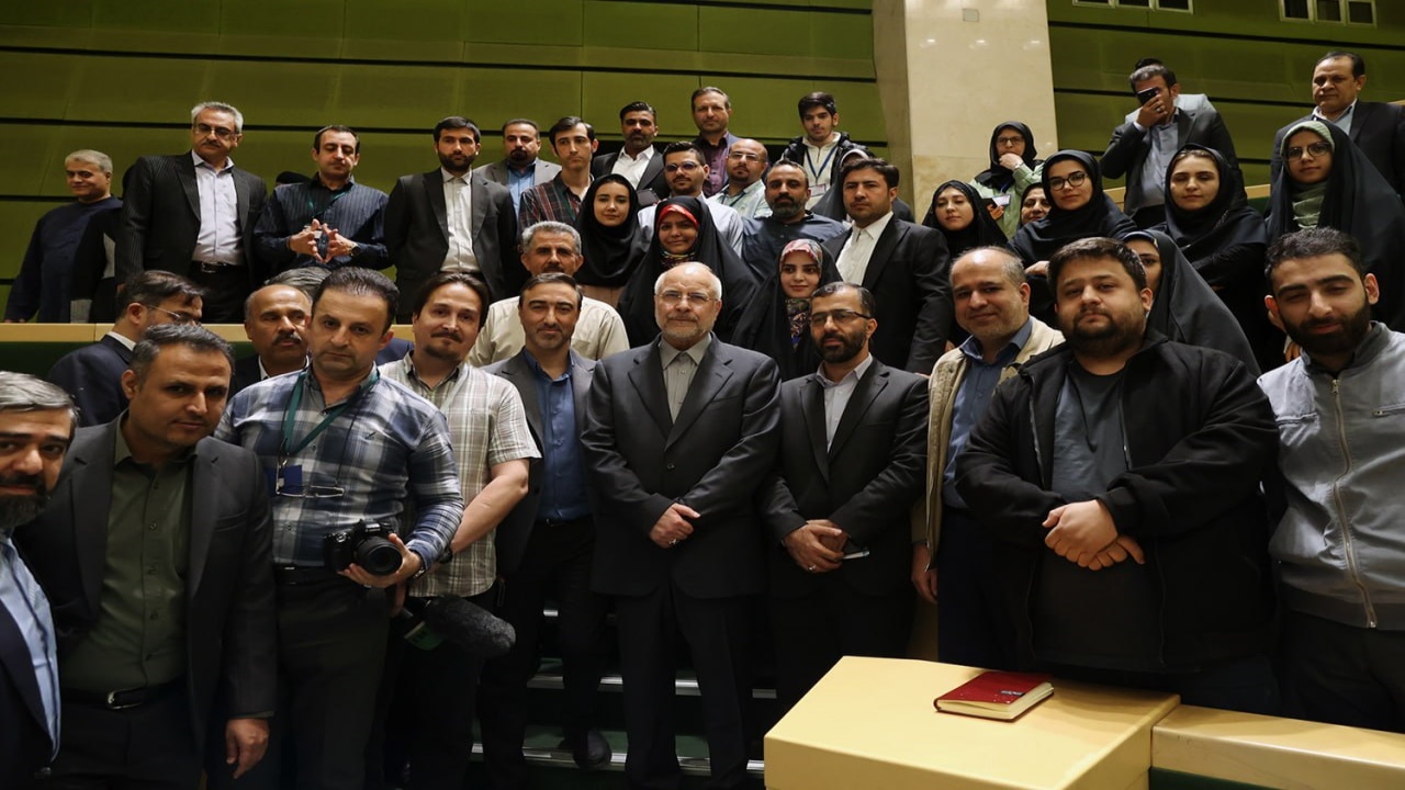 حضور رئیس مجلس در جایگاه خبرنگاران