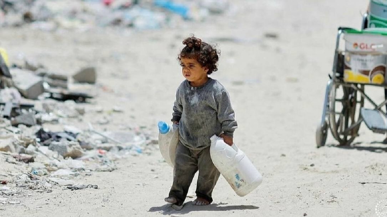 بی‌تابی کودک خردسال فلسطینی به دلیل زخم‌های پایش + فیلم