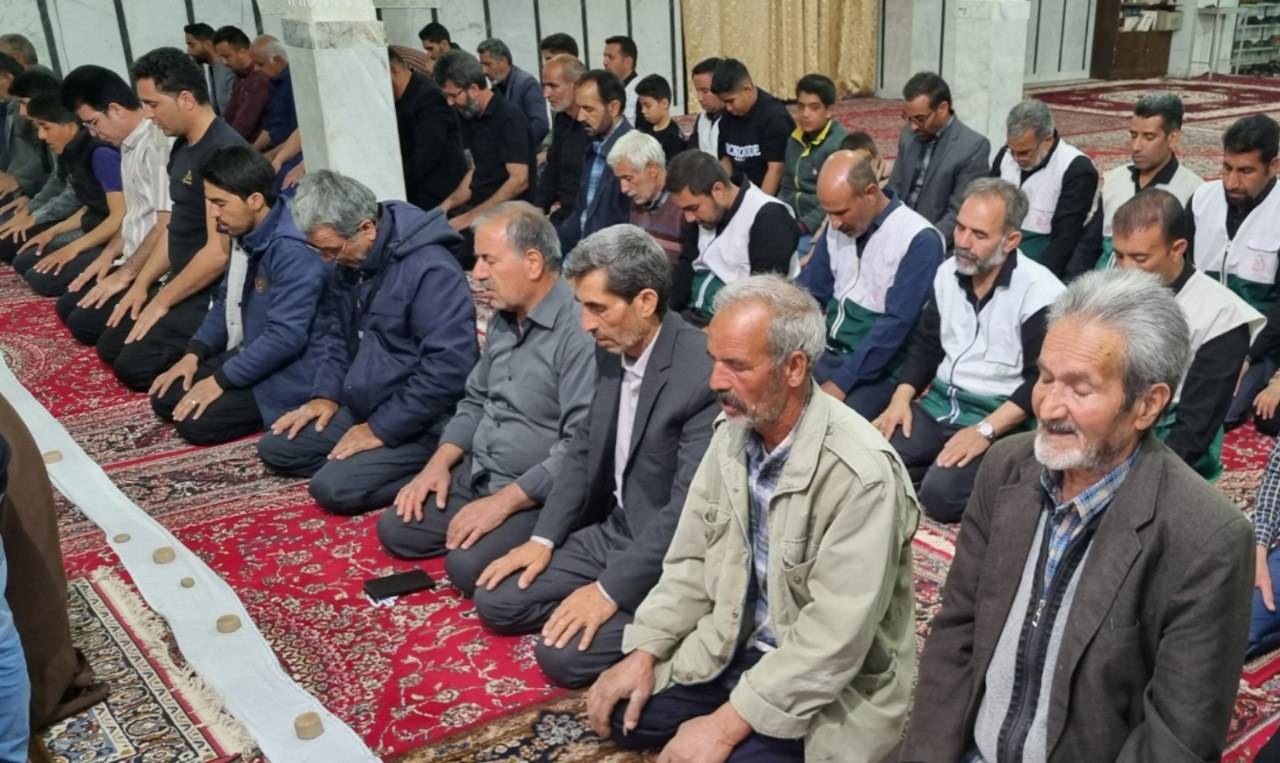 نجوای «بِکَ یاالله» شب زنده داران کرمانی در دومین شب قدر نجوای «بِکَ یاالله» شب زنده داران کرمانی در دومین شب قدر