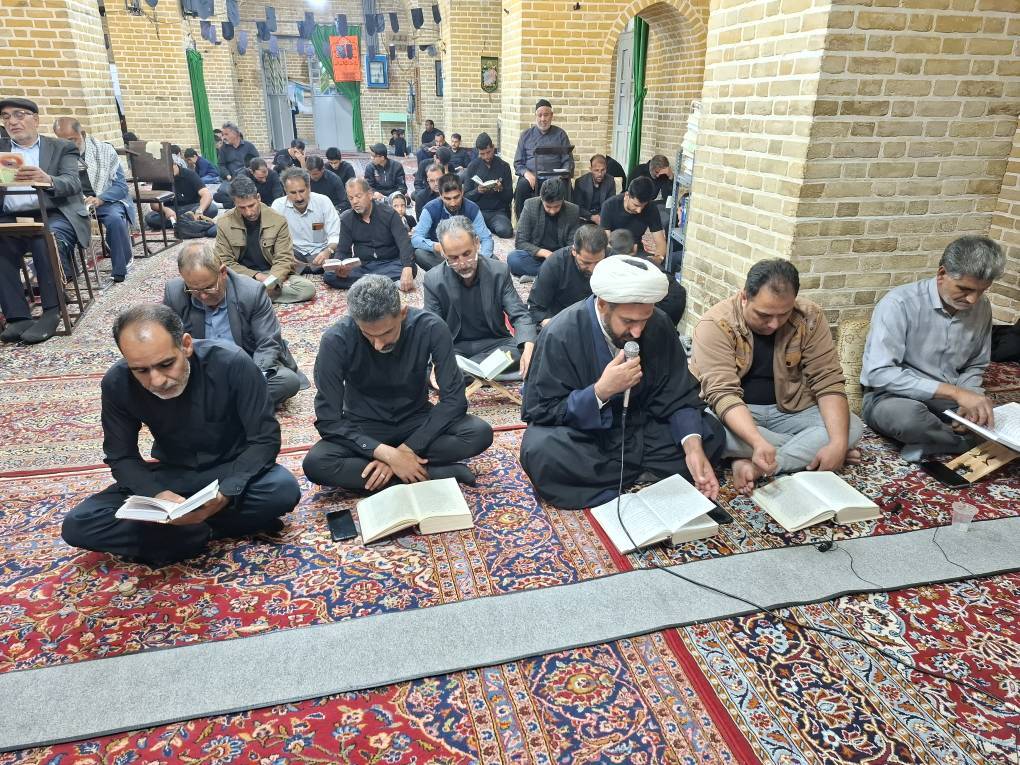 نجوای «بِکَ یاالله» شب زنده داران کرمانی در دومین شب قدر نجوای «بِکَ یاالله» شب زنده داران کرمانی در دومین شب قدر
