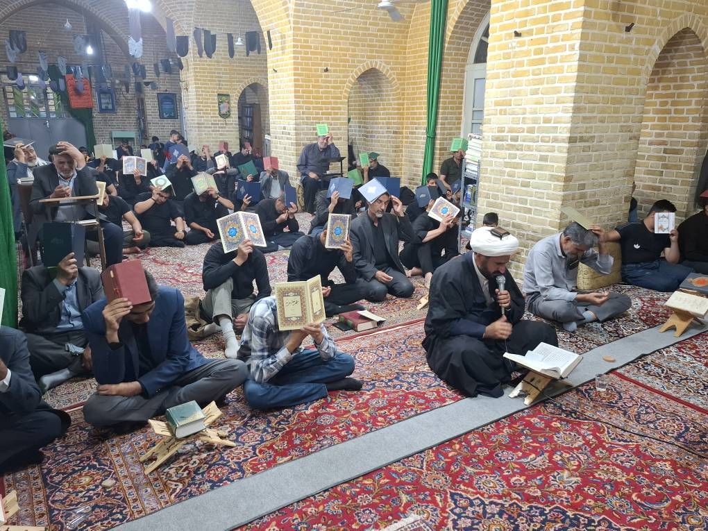 نجوای «بِکَ یاالله» شب زنده داران کرمانی در دومین شب قدر نجوای «بِکَ یاالله» شب زنده داران کرمانی در دومین شب قدر