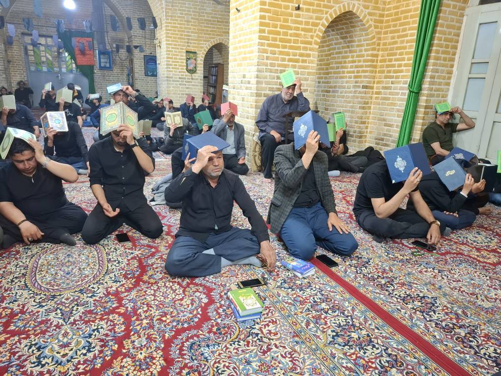 نجوای «بِکَ یاالله» شب زنده داران کرمانی در دومین شب قدر نجوای «بِکَ یاالله» شب زنده داران کرمانی در دومین شب قدر