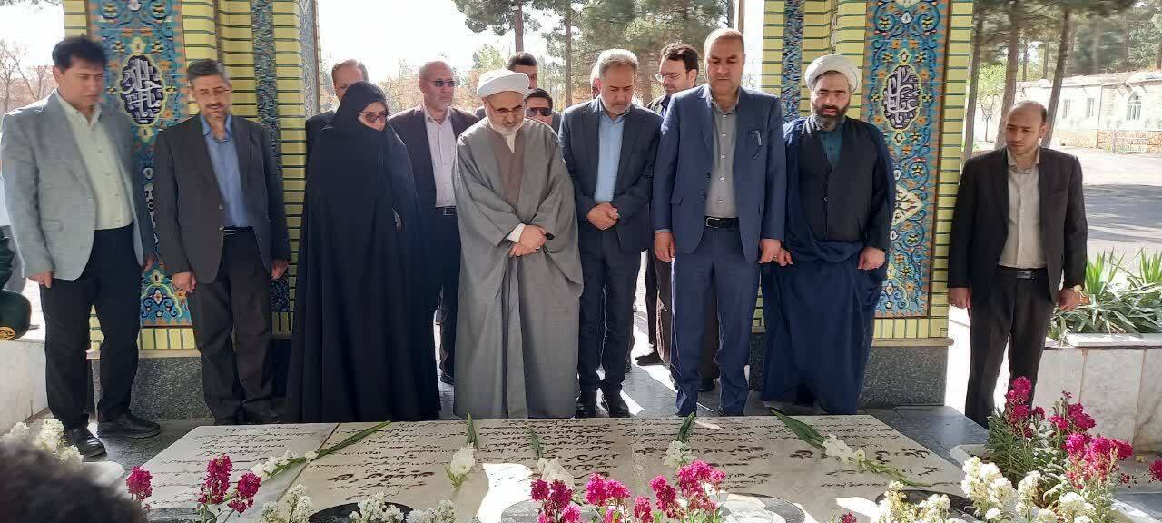 ادای احترام به مقام شهدا