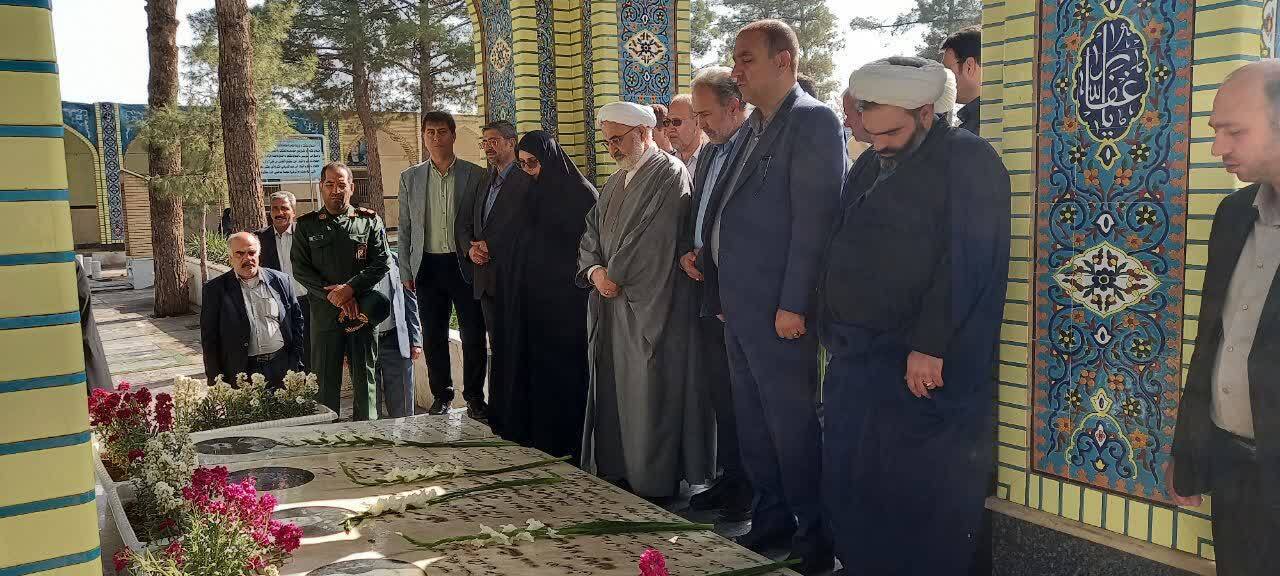 ادای احترام مسئولان نیشابور به مقام شامخ شهدا