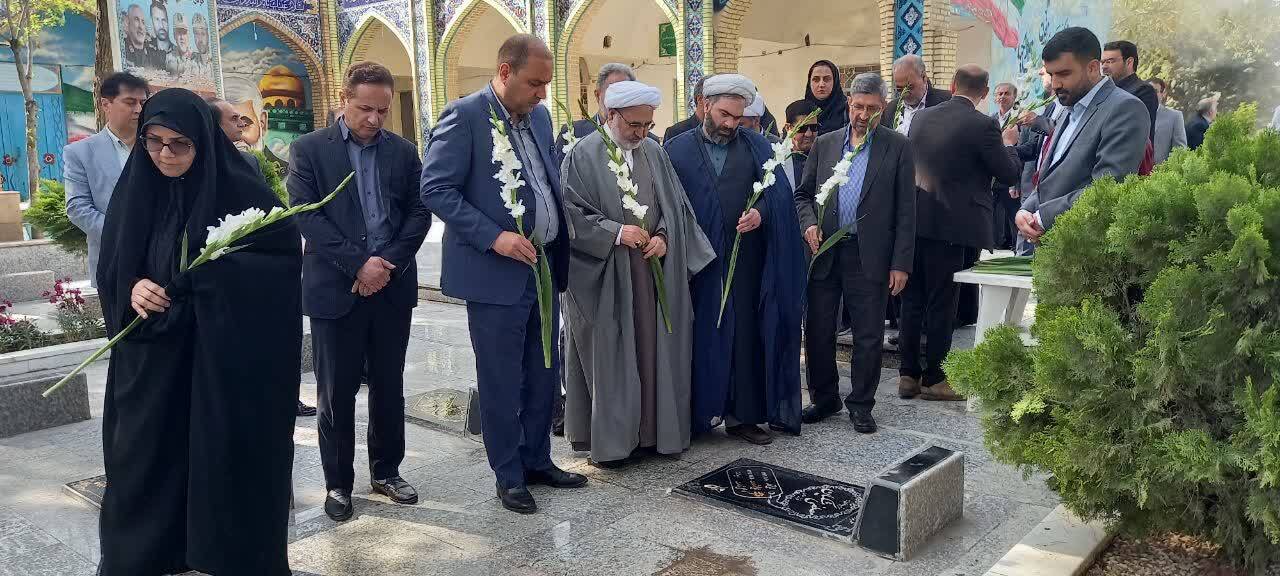ادای احترام مسئولان نیشابور به مقام شامخ شهدا در سالروز شهادت سید مرتضی آوینی + عکس
