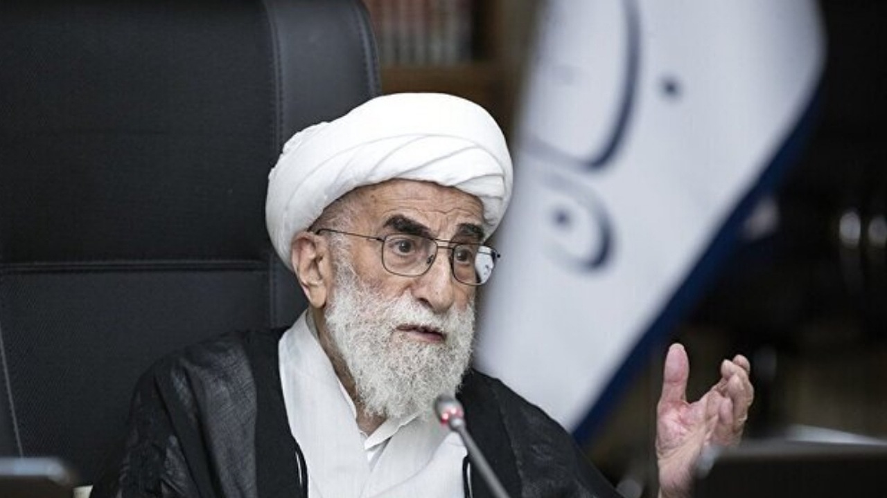 آیت‌الله جنتی: حل مشکلات کشور در گرو تحقق شعار سال است