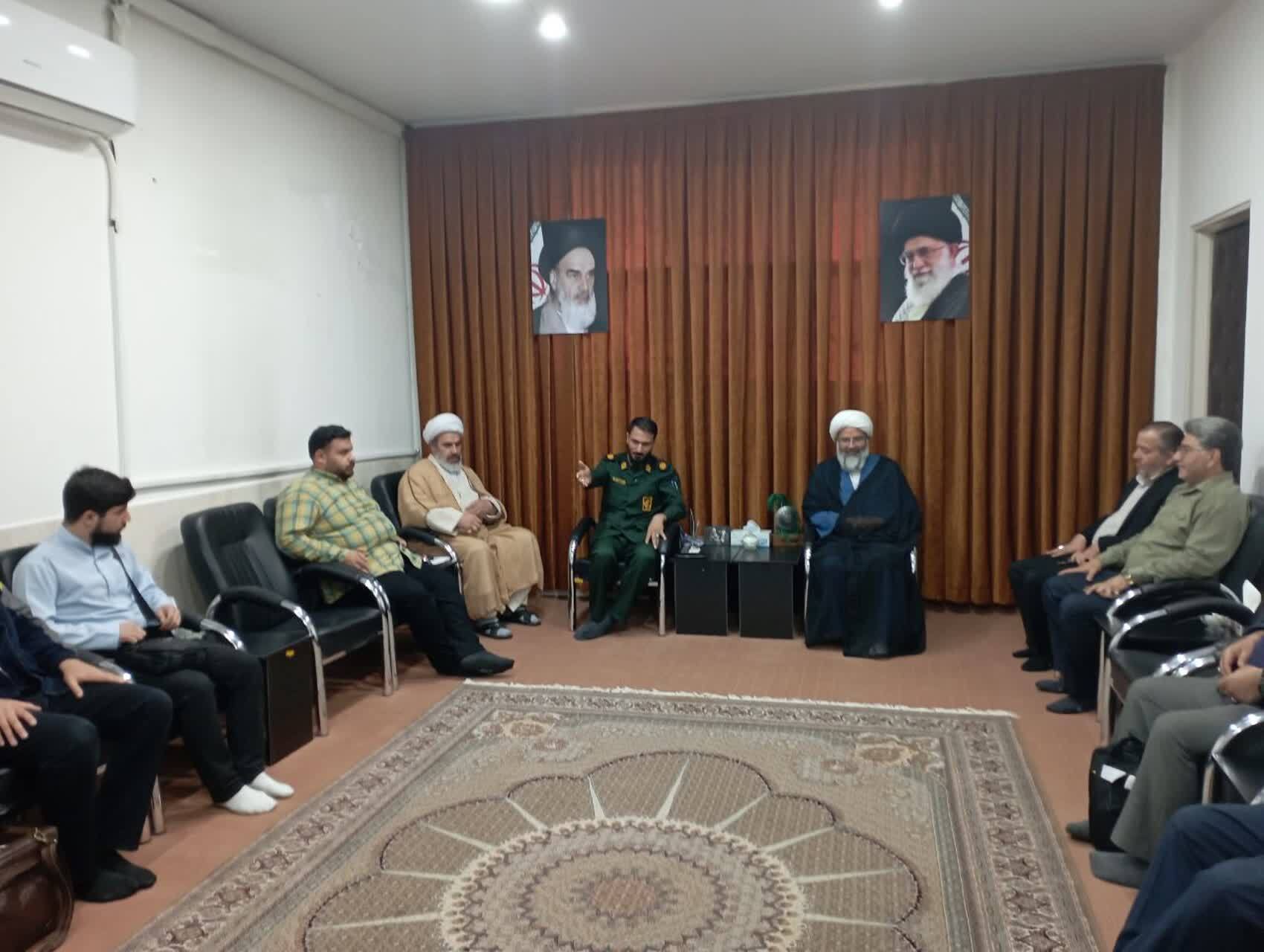 تصاویری از دیدار نوروزی جمعی از مسئولان با امام جمعه ماهدشت