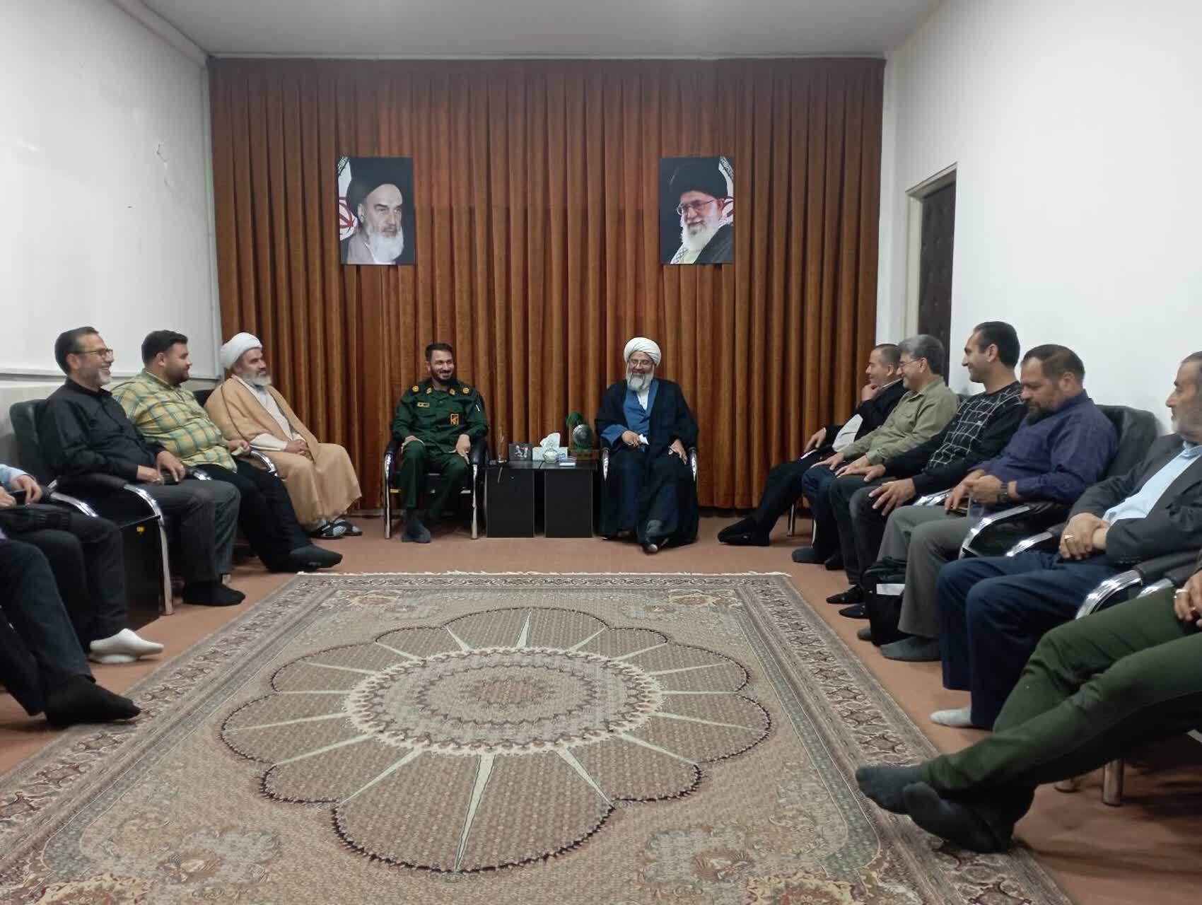 تصاویری از دیدار نوروزی جمعی از مسئولان با امام جمعه ماهدشت