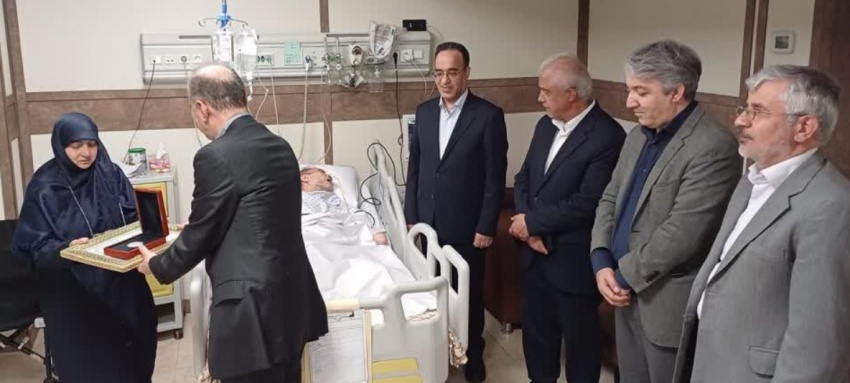 اهدای  لوح پاسداشت جانبازی و نشان ویژه دانشگاه تهران به همسر دکتر رحماندوست