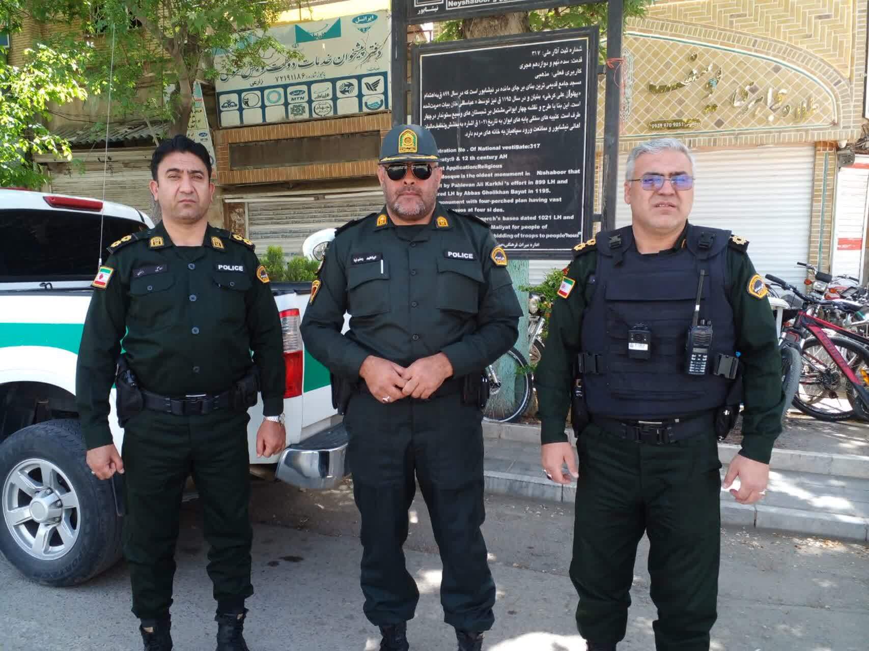 حضور نیروهای انتظامی در صف نمازگزاران