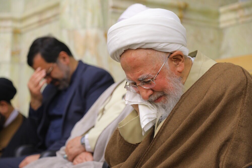 گریه یک مرجع تقلید در سوگ استادش پس از ۶۶ سال فراق