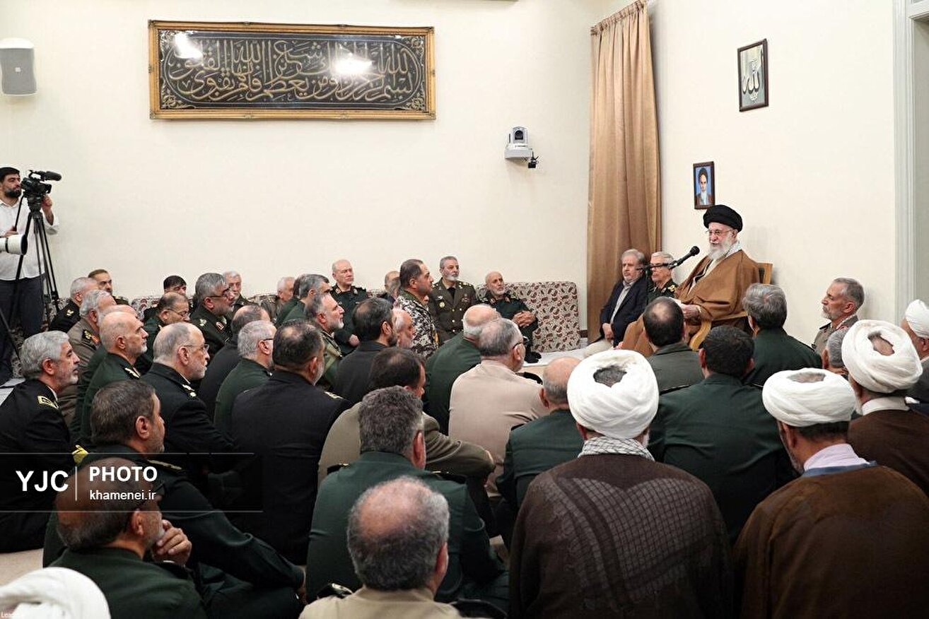 دیدار جمعی از فرماندهان نیرو‌های مسلح با رهبر انقلاب اسلامی