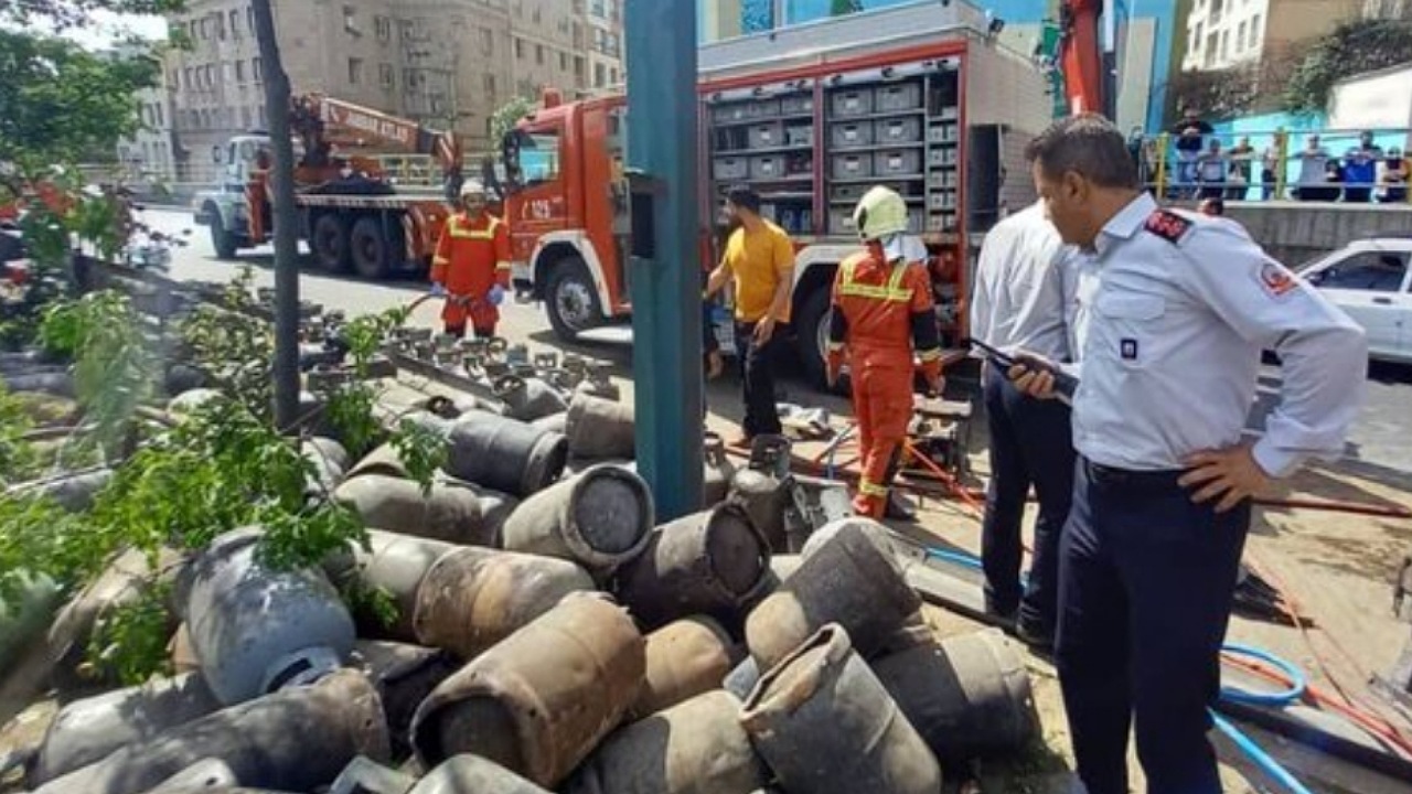 جزئیات واژگونی کامیون حامل کپسول‌های اکسیژن در بزرگراه امام علی